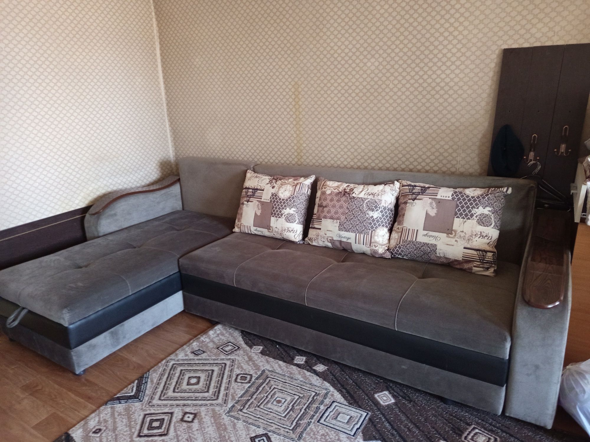 Продам угловой диван р/н Авторынок