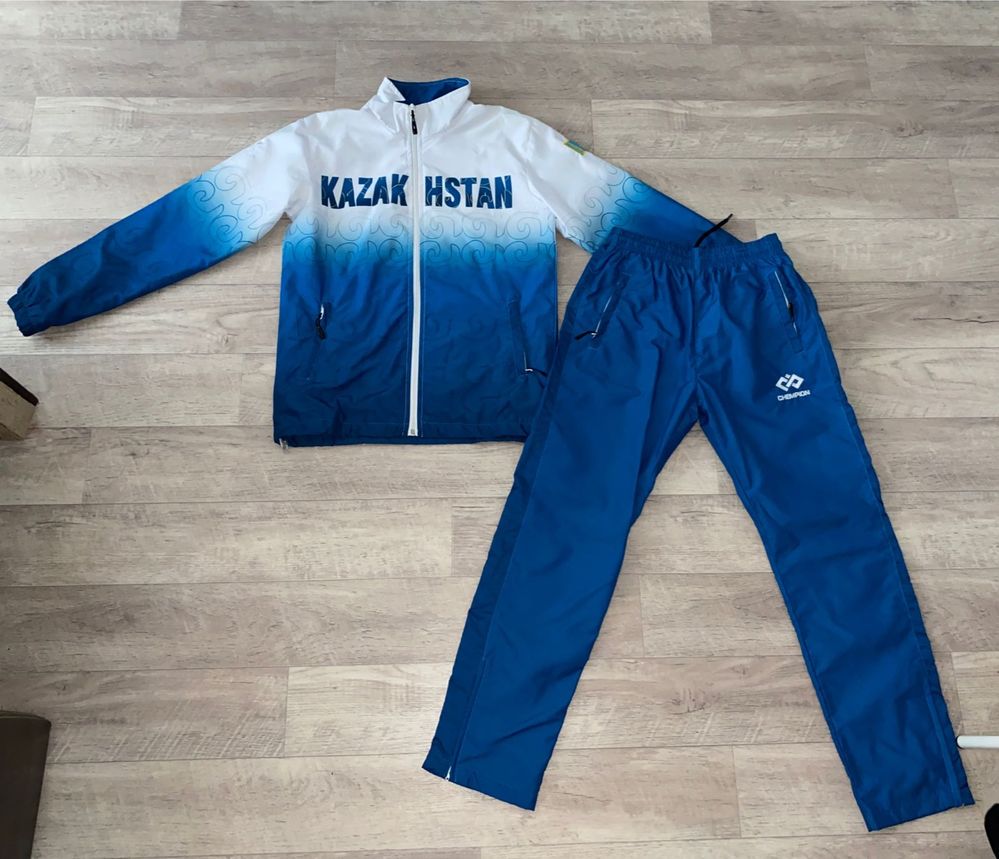 Продам спортивный костюм