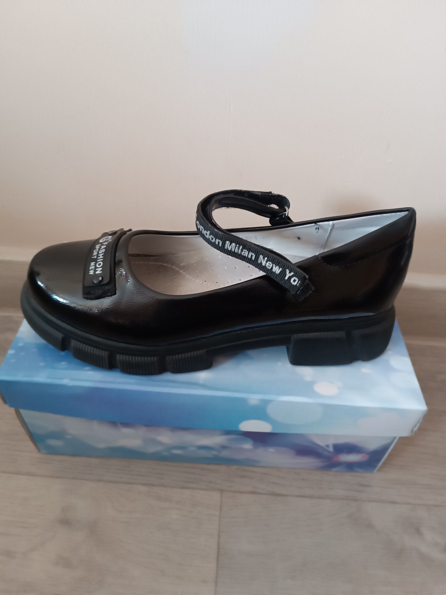 Продам туфли школьные