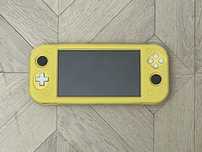 Nintendo Switch Lite с кейсом в хорошем состоянии