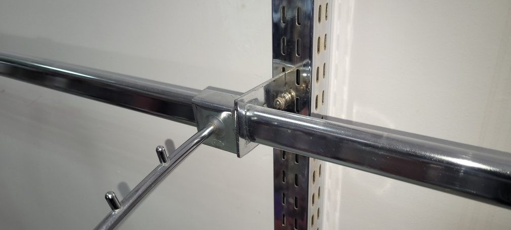 Продам металлическое оборудование для торговли одеждой.