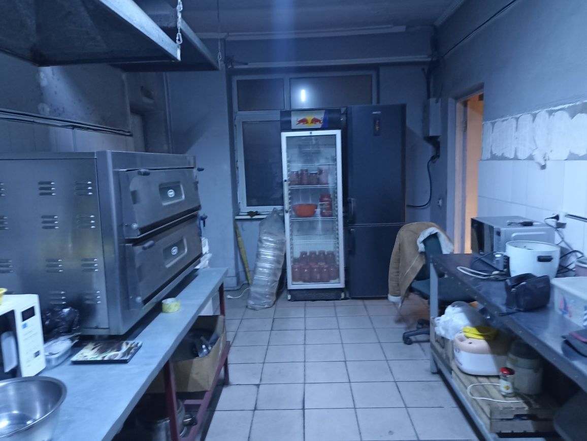 Зависит чем закрыта кафе продаю оборудование, мебель, посуда, холодиль