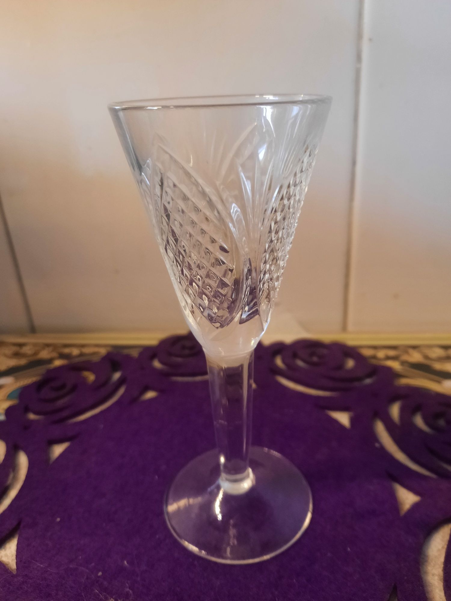 Блюдца стаканы тонкие рюмки. Кружки стекло  100 гр.и