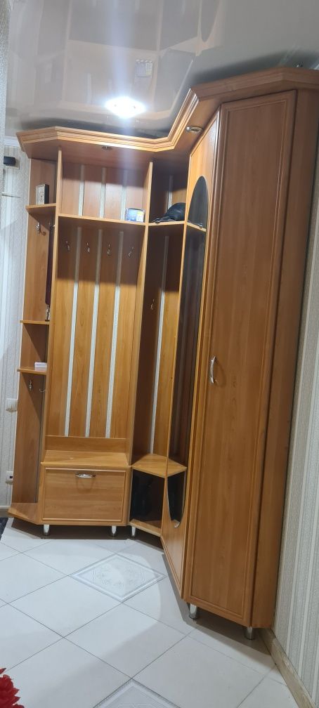 Продам комплект мебели для прихожей.
