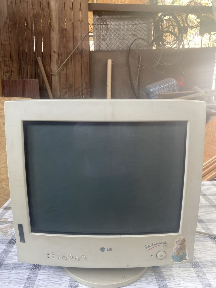 Продаю старый CRT-монитор модель LG