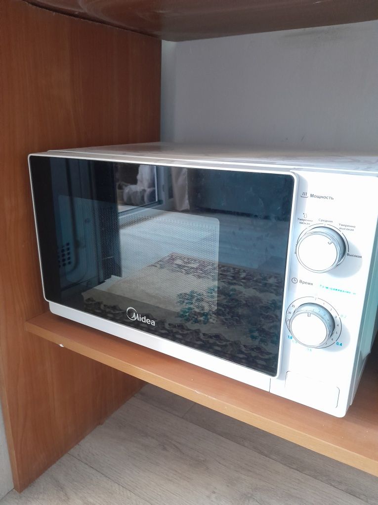 Продам микроволновку MIDEA