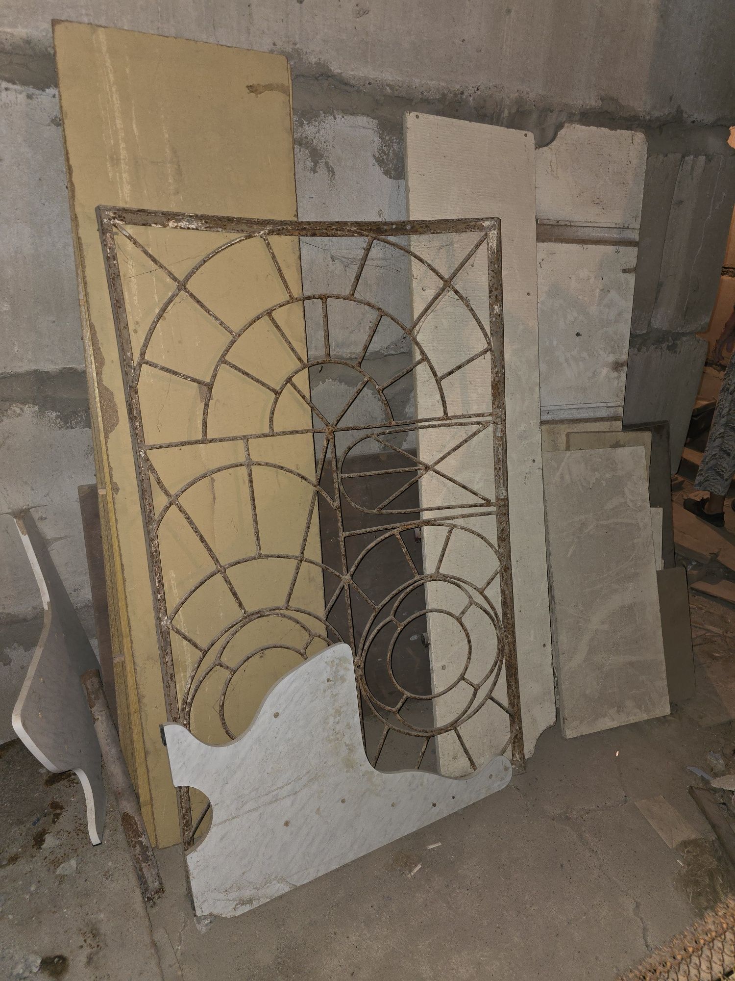 Доски, рамы, металлические решетки, дрова