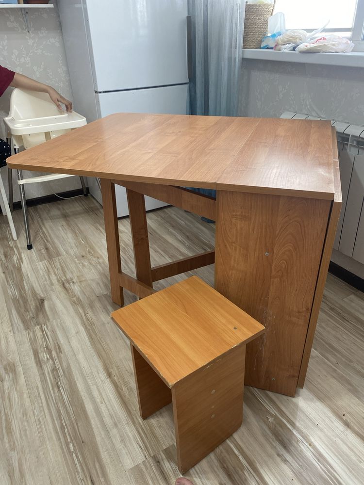 Стол и 2 табуретка