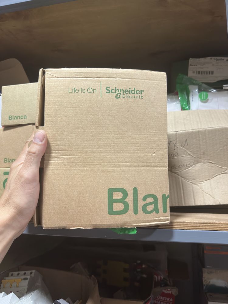 Продам розетки и выключатели Schneider и IEK