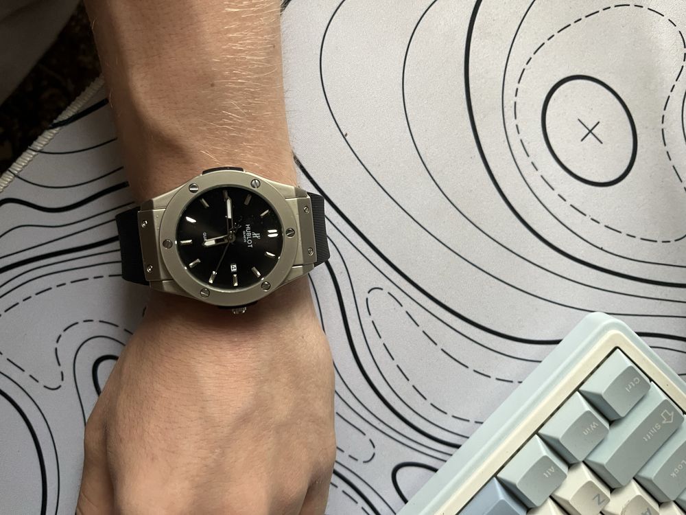 Кварцевые часы Hublot 882888 в идеальном состоянии