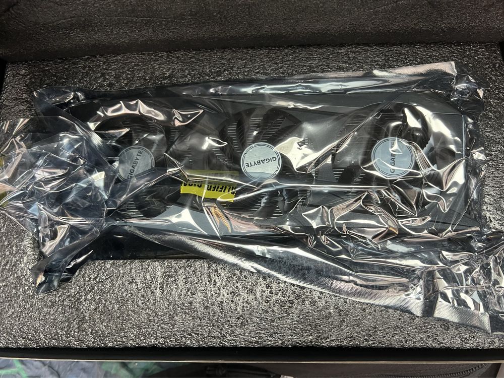 Видеокарта Gigabyte Radeon RX6600 XT б/у