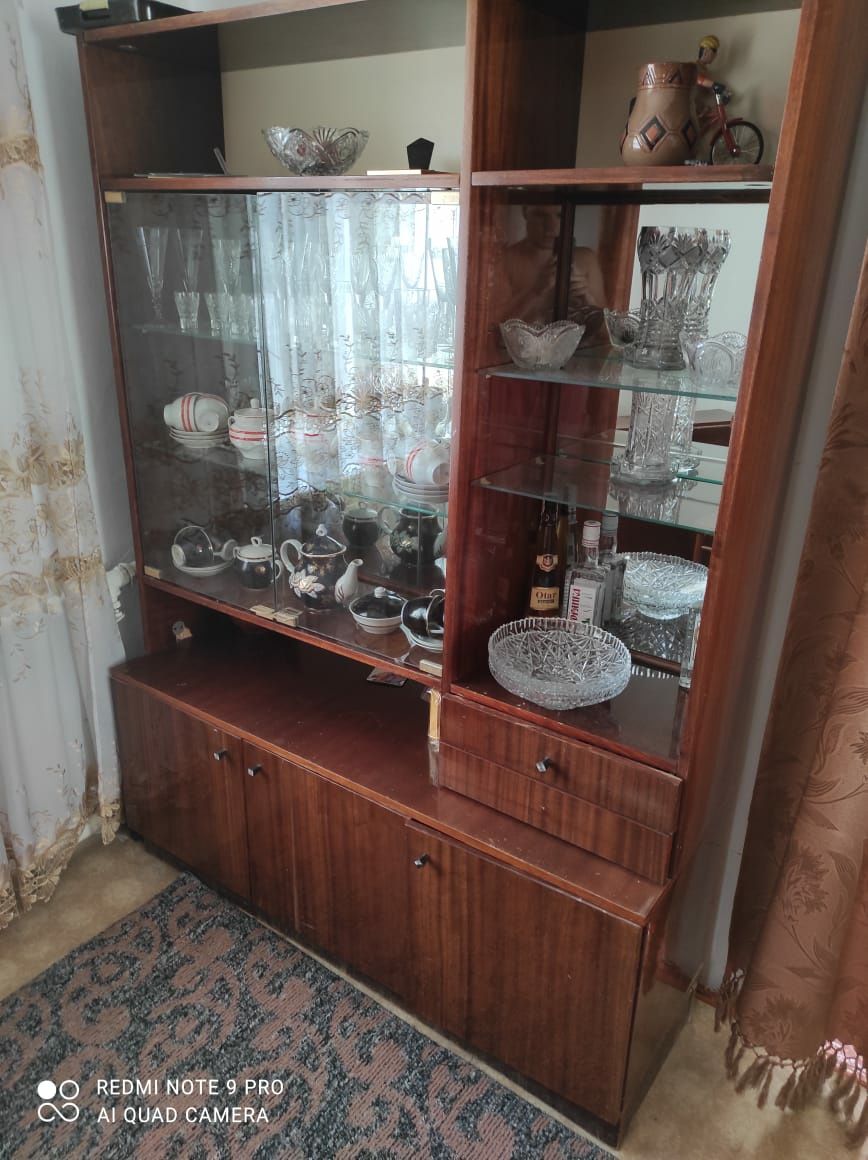Кухонный гарнитур,кресло,диван,сервант, шифанер,стулья
