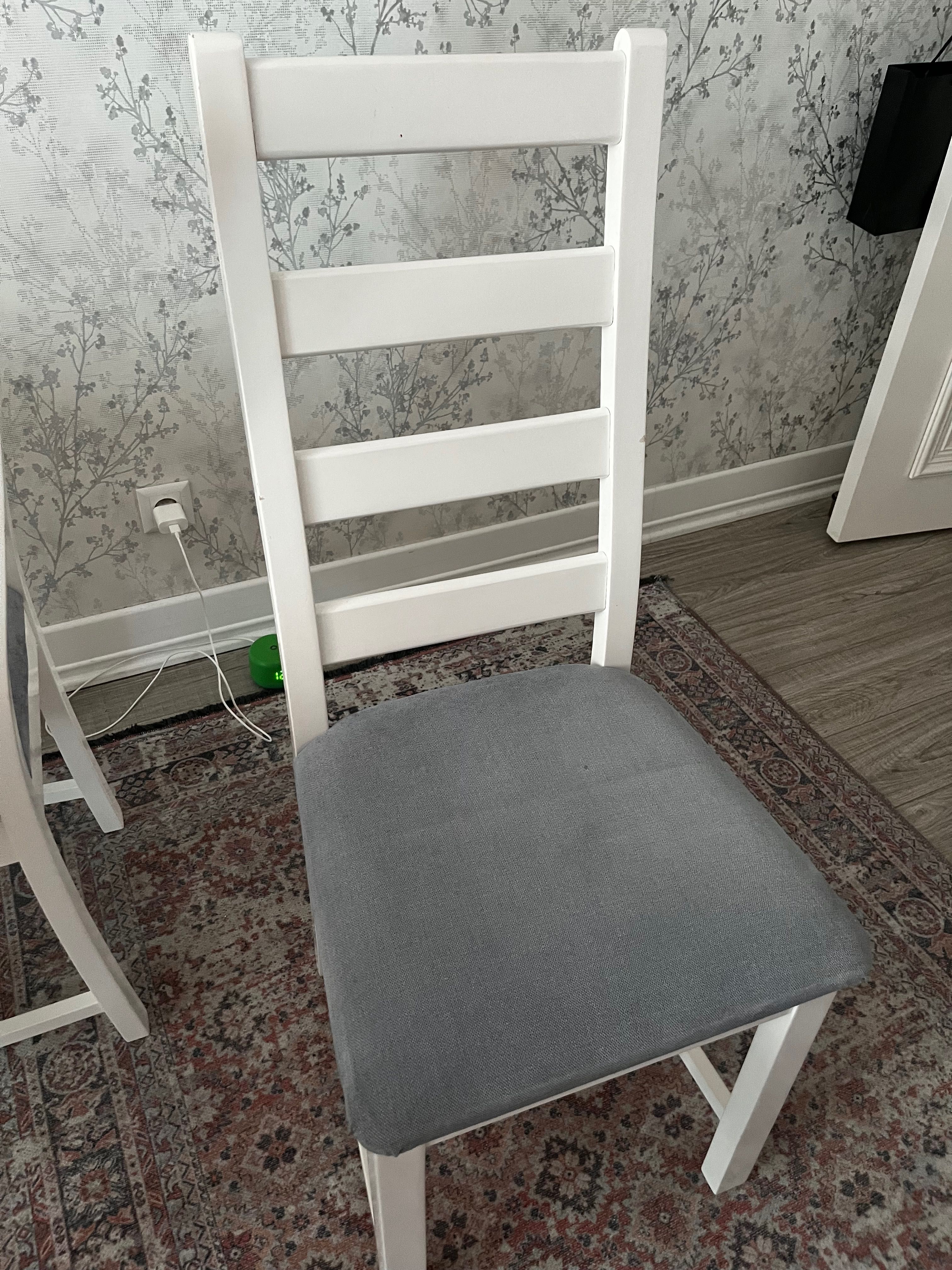 Продам кухонный стол со стульями