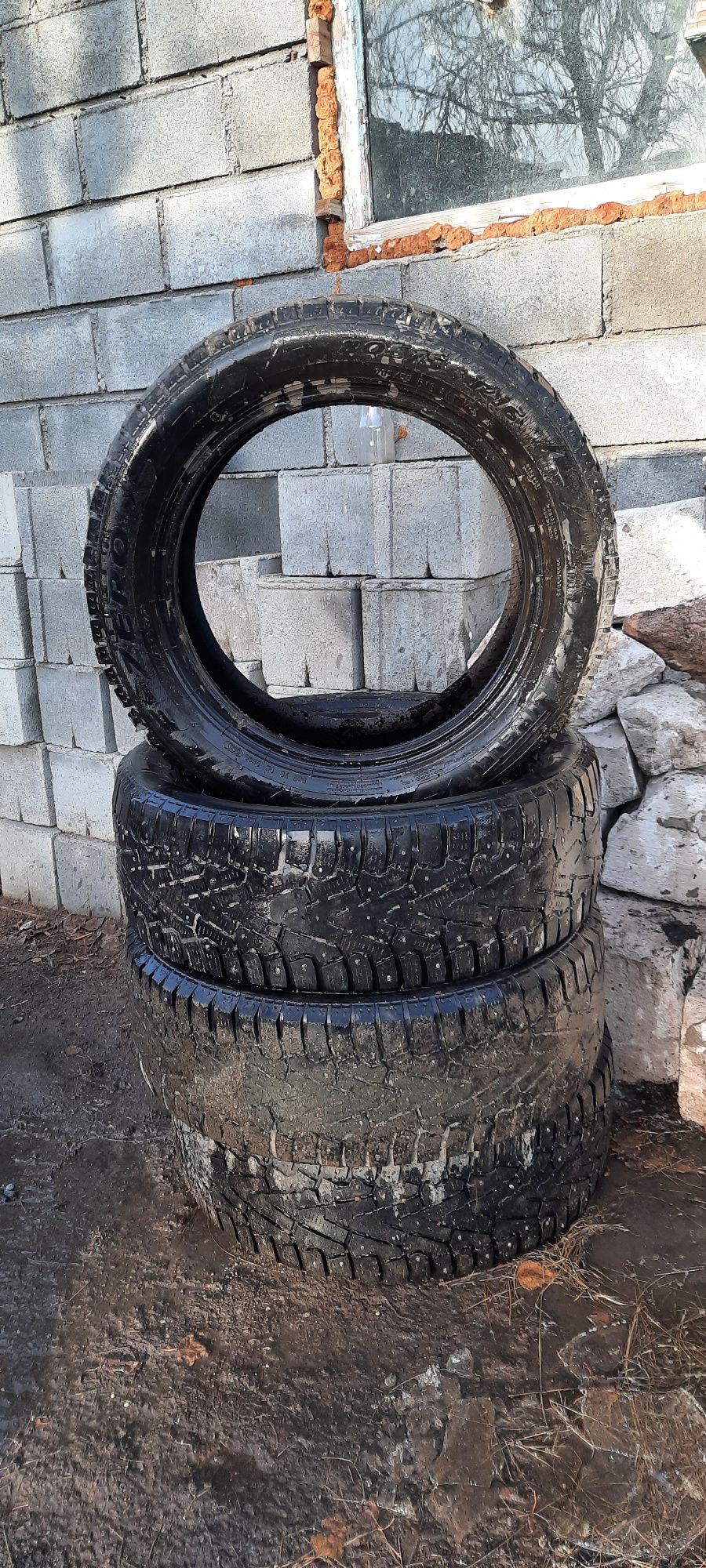 Продам резину зимнию в селе Раевка район Шортанды ТОРГ УМЕСТЕН!
