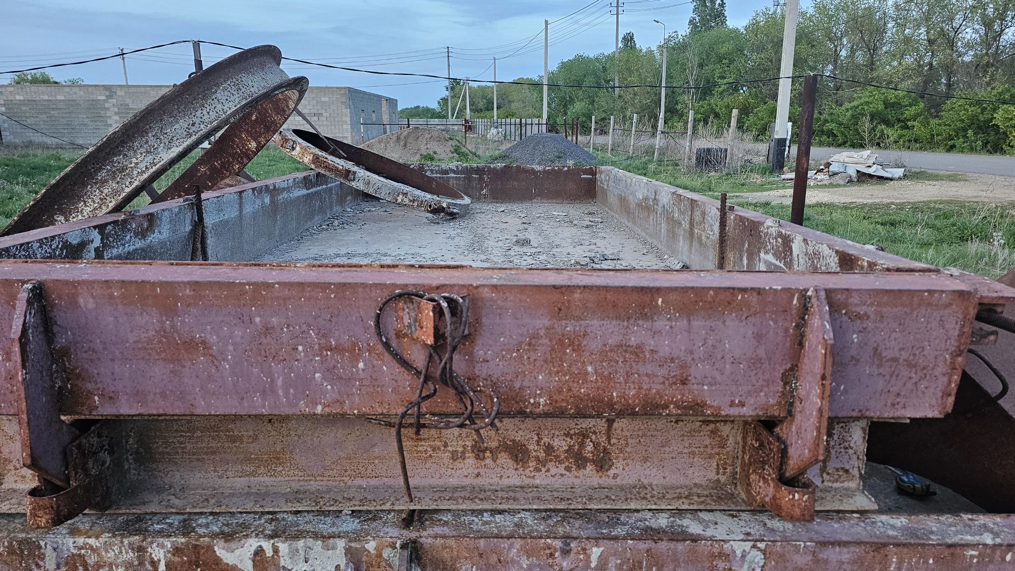 Формы для дорожных плит и виброплощадка с вибраторами.