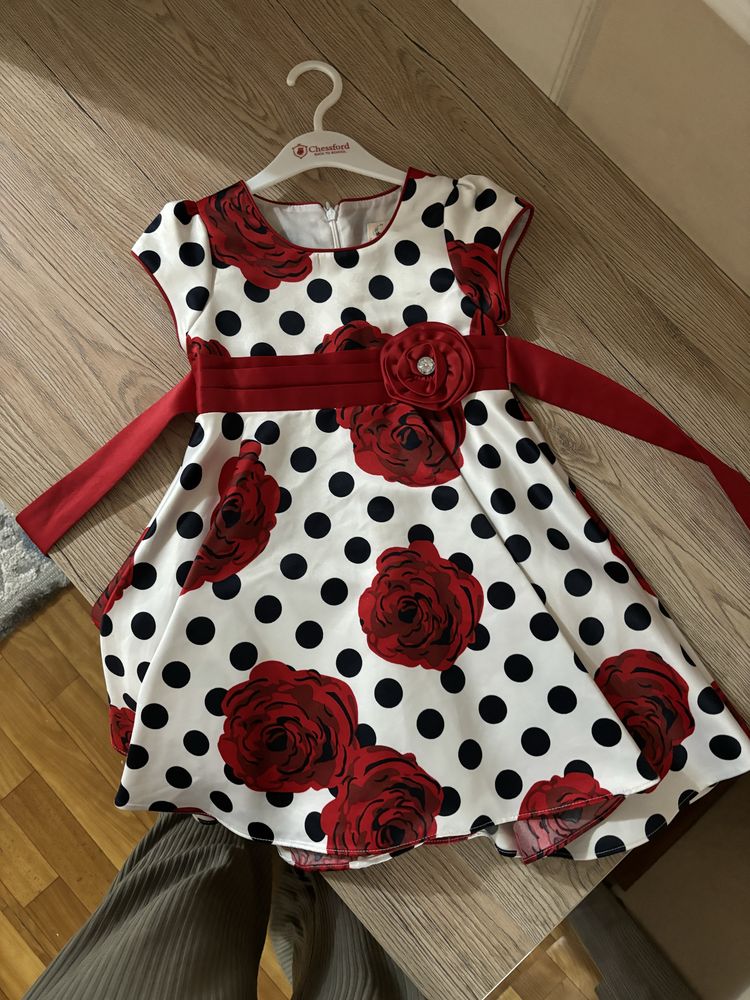 Продам платья на девочку 4-5 лет