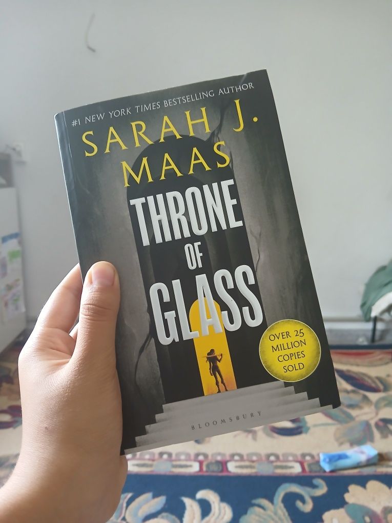 Продаю книгу "Throne of Glass" — Сара Дж. Маас