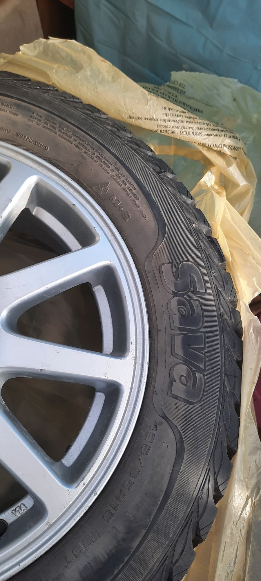 Продам зимние шины с дисками 185/65/15