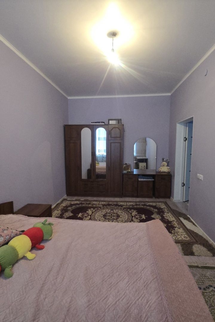 7 бөлмелі үлкен,жарық,кең үй сатылады.