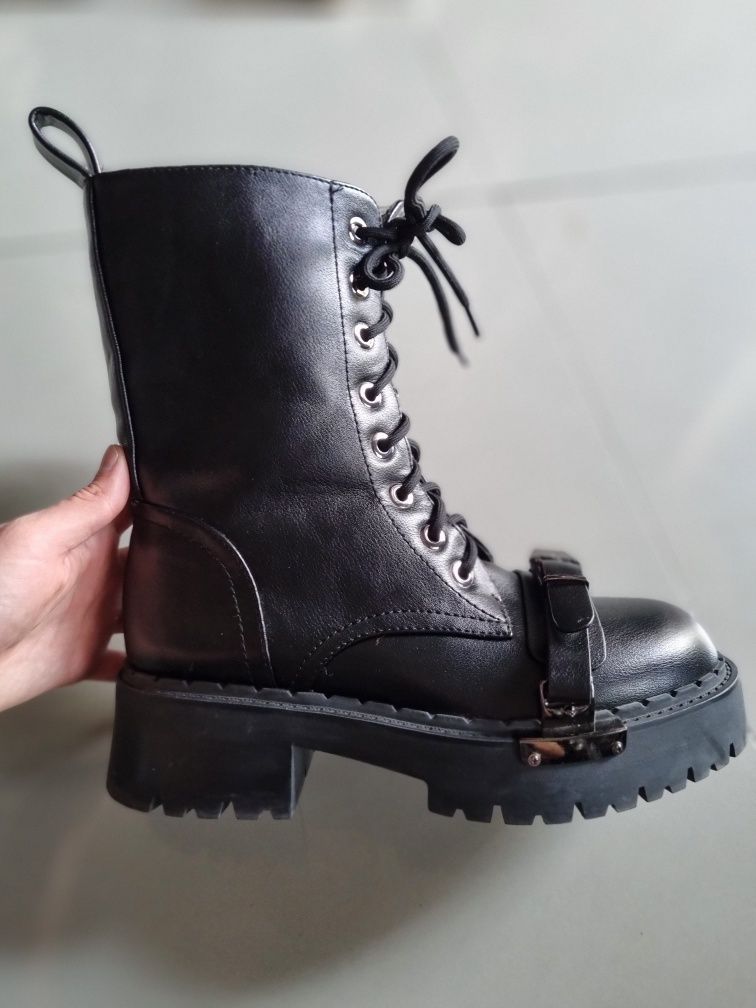 Продам  женские ботинки 39р