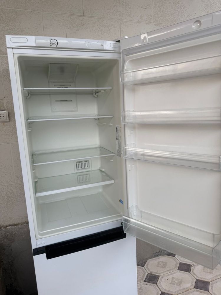 Indesit холодильник