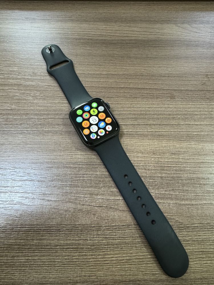 Смарт-часы Apple Watch Series 5 44 мм черный