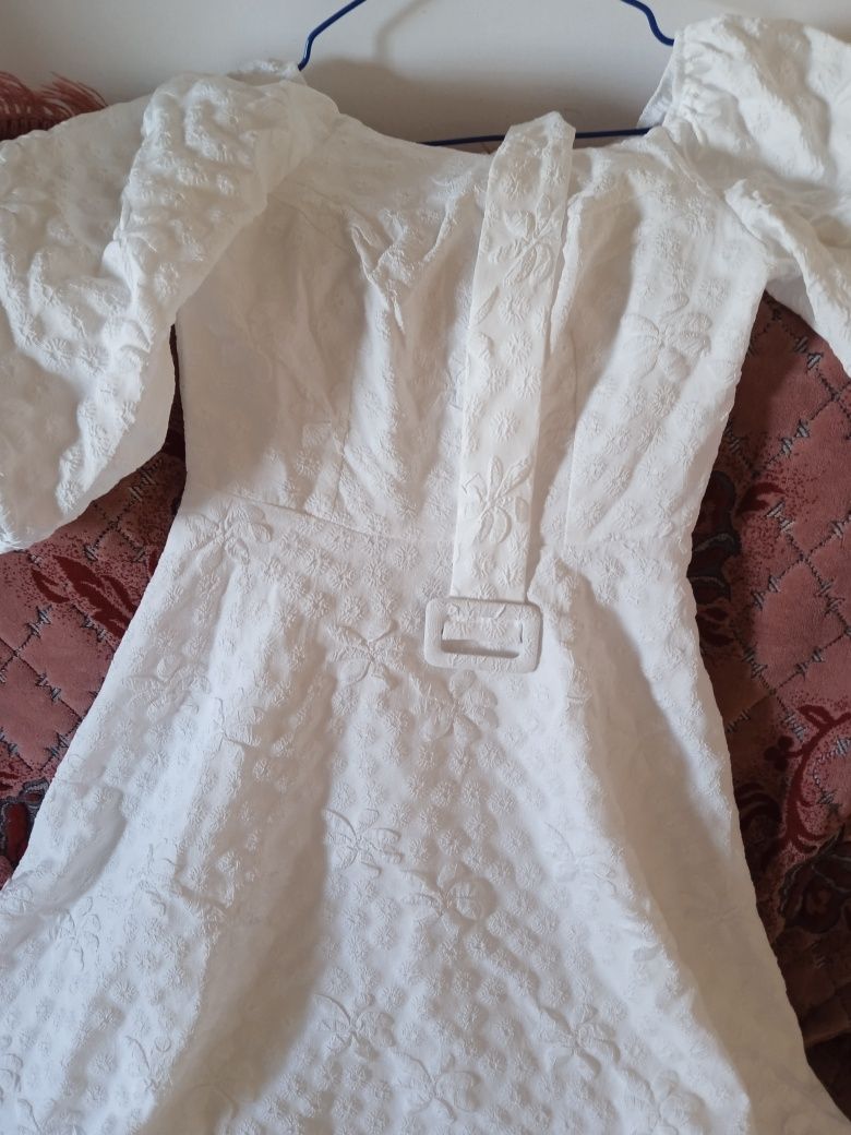 Продам платья новые