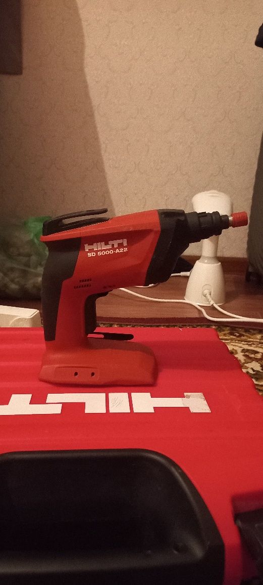 HILTI Шурупаверт и дрель, жағдайы жақсы.