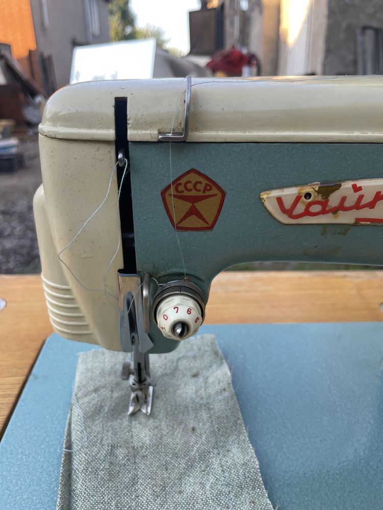 Продам швейную машинку Чайка 1969 года