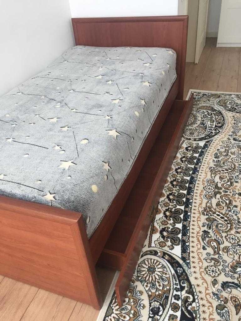 Односпальная кровать с матрасом