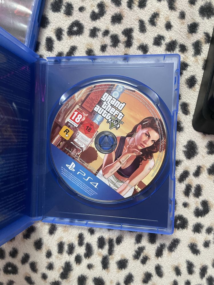PlayStation 4 в хорошем состоянии две игры в подарок один джойстик