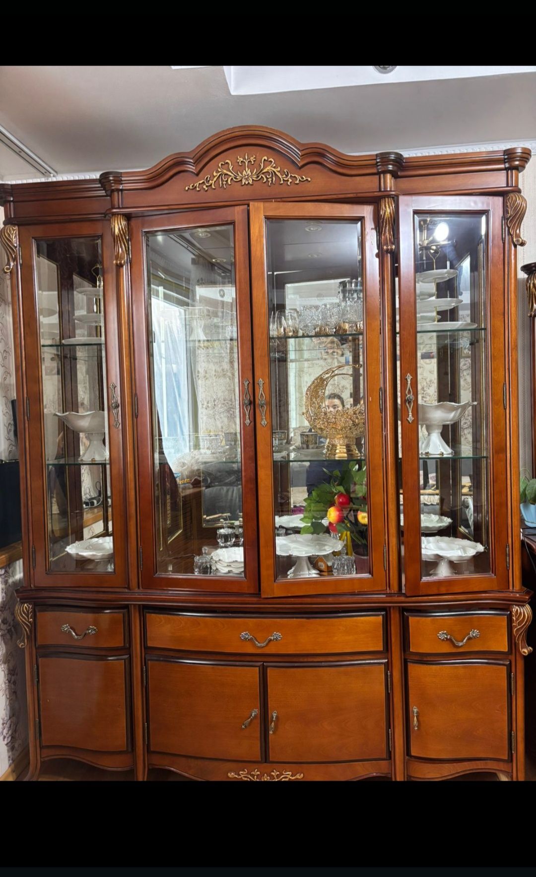 Мебель в гостиную продам. Цена за комплект 200000т