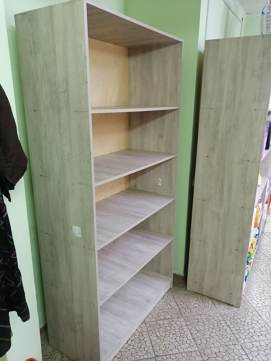 Полки витрина и стол в