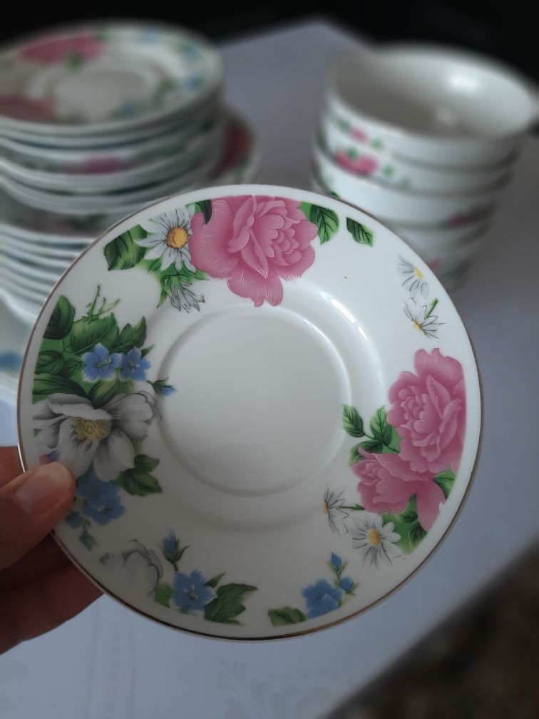 Продам сервиз из тарелок и супниц