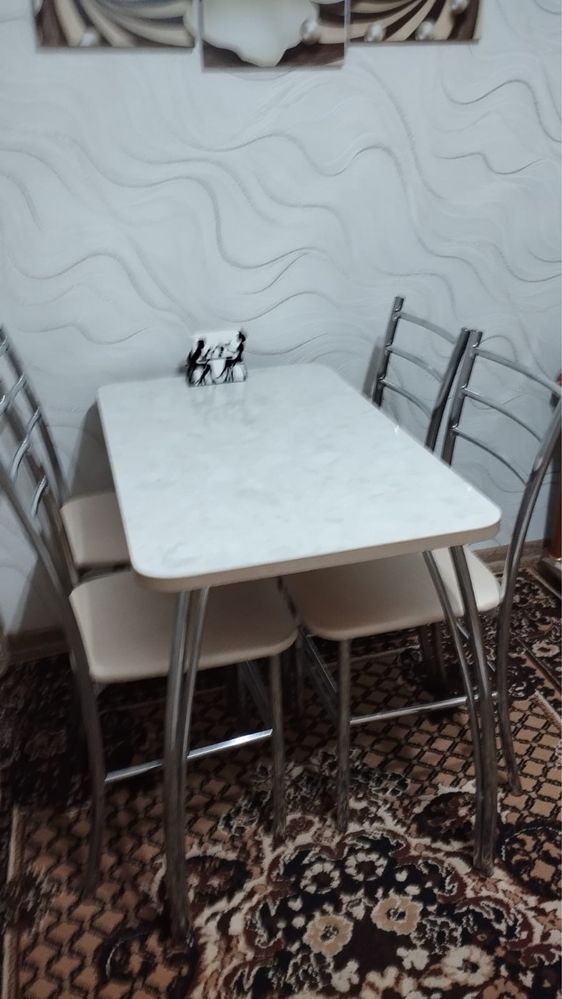Продам стол и 4 стула