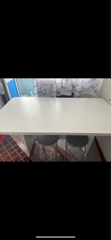 Продается стол с 4 табуретками