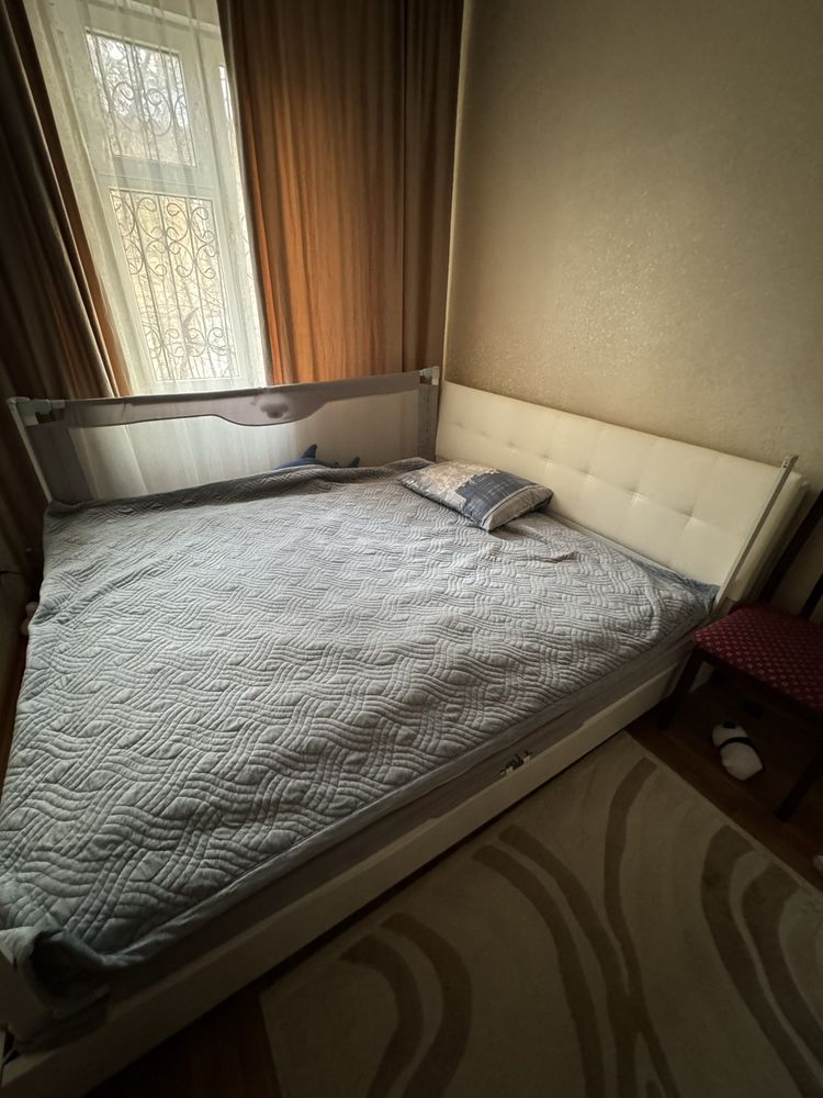 Кровать с матрасом