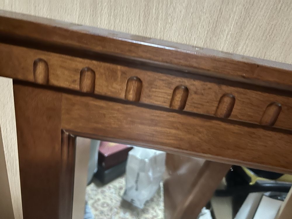 Зеркало с рамкой из дерева
