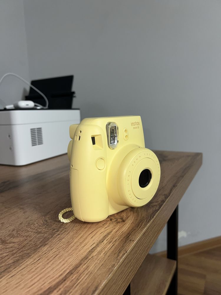 Продам фотоаппарат instax mini 8