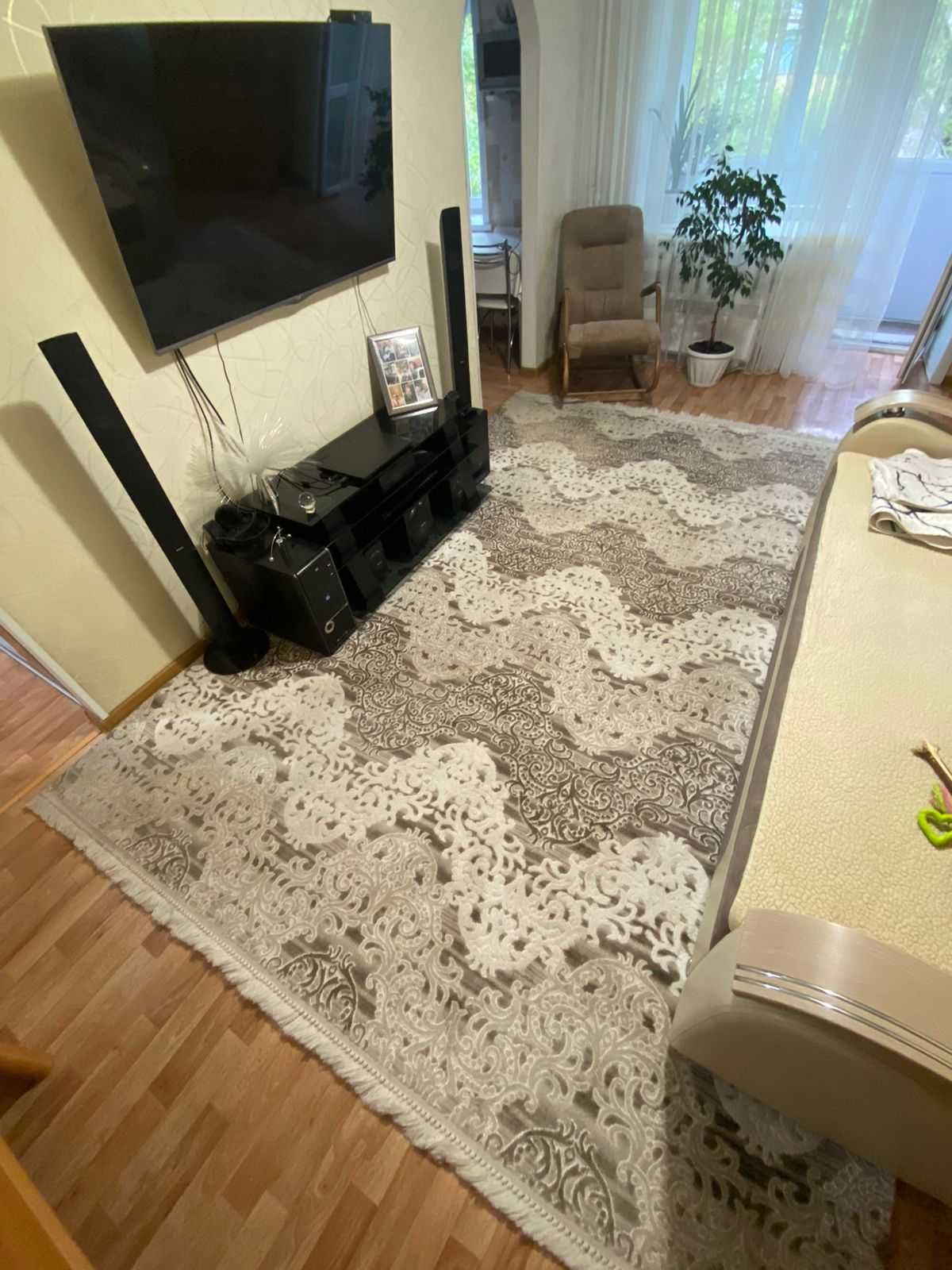 Продам ковер в гостиную