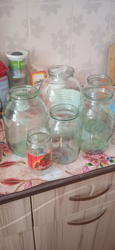 Продам 2х литровые банки,  700гр, 600гр и 0.5л мелкие банки.