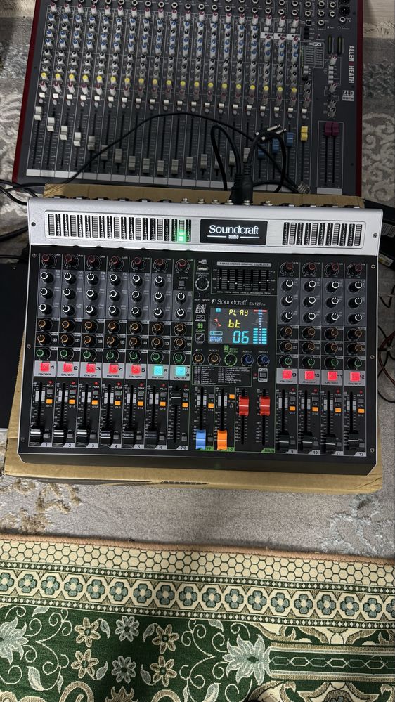 Микрофон Shure микшерный пульт soundcraft