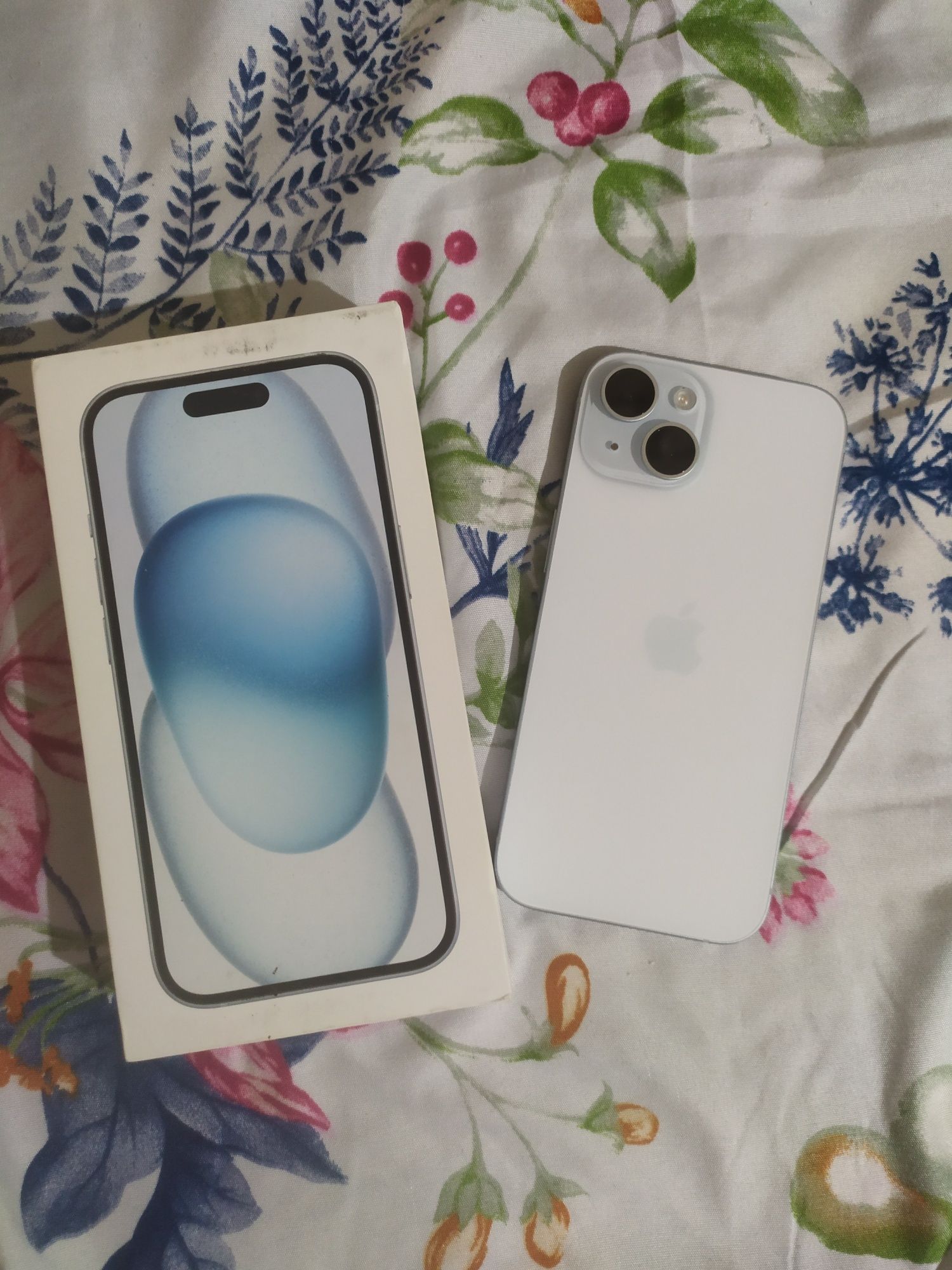 Продам айфон 15 с гарантией