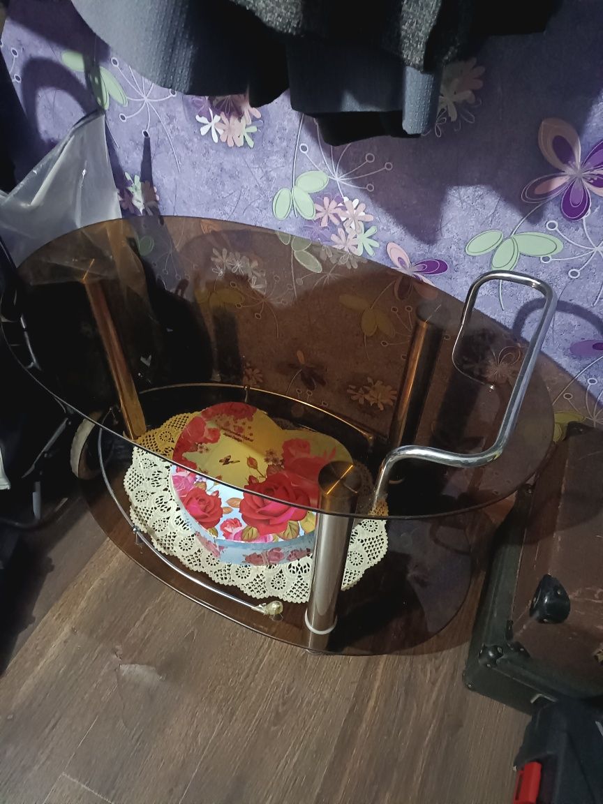 Продам стол журнальный, стеклянный.Обмен.