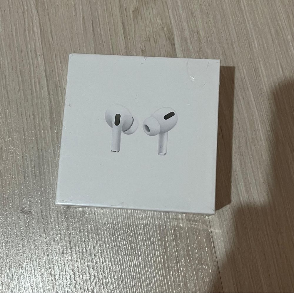 Наушники Apple AirPods Pro with Magsafe Charging Case белый