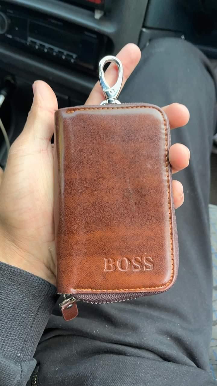 продам ключницу(портмоне), чистая кожа от бренда boss. цена 5000тг сро