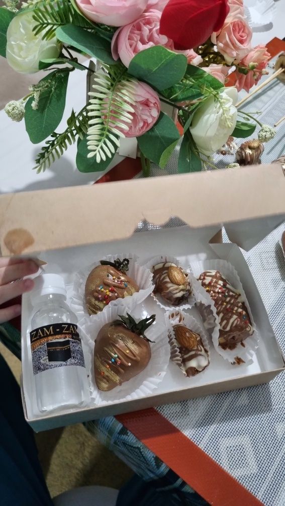 Замзам суы, финики в шоколаде, клубника в шоколаде