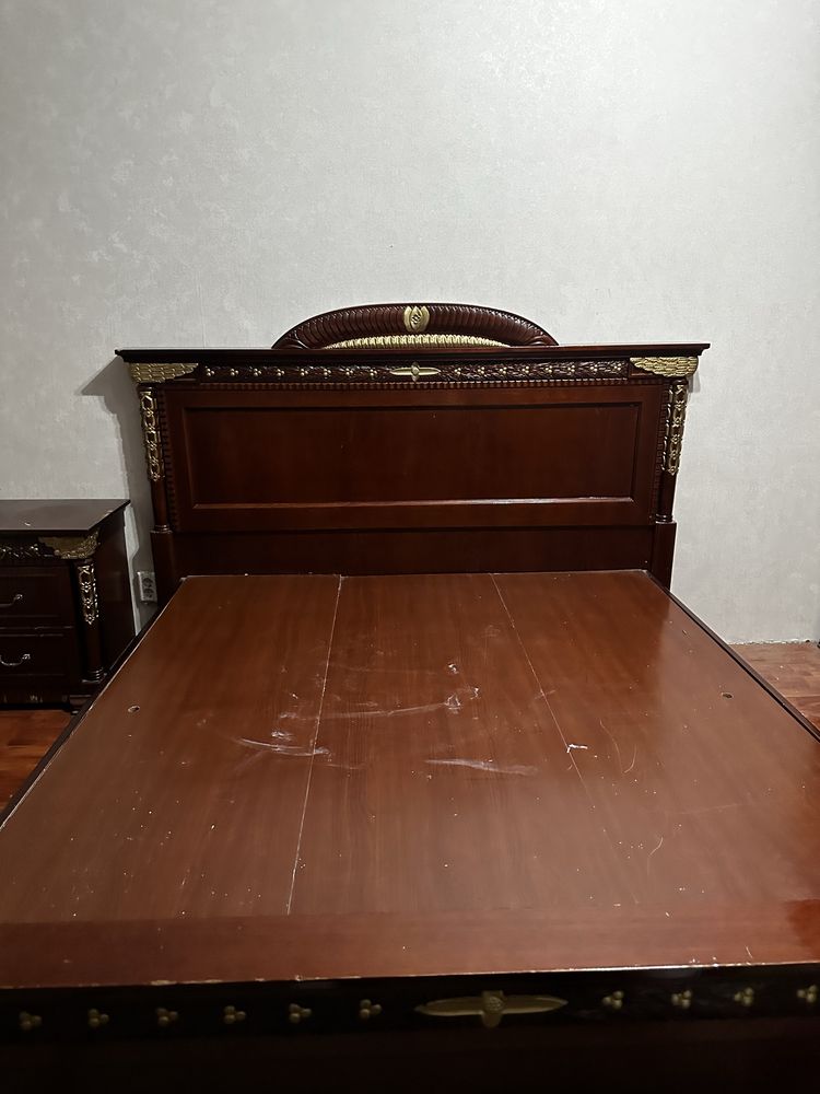 Мебель Кровать , Шкаф и Две Тумбочки и Стол с зеркалом