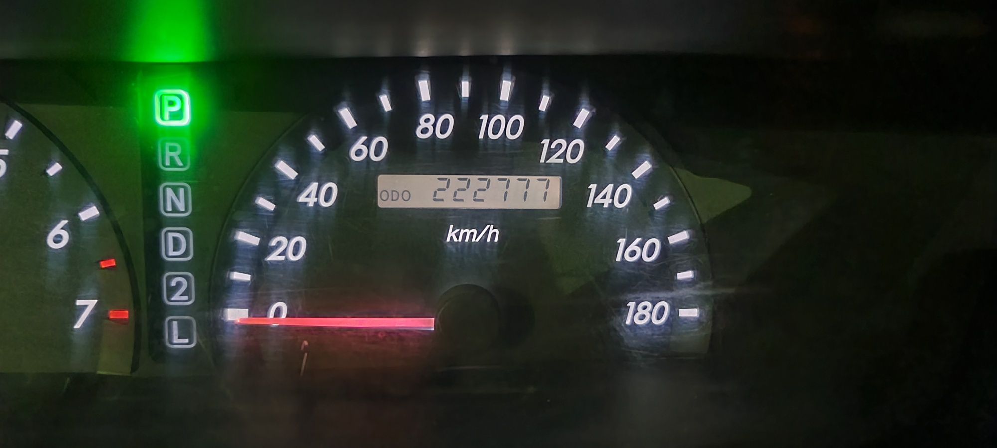 Продам японский минивен TOYOTA NOAH 2004г. 2.0, 4-АКПП.