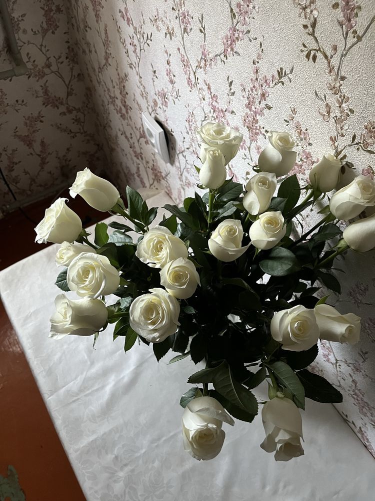Белые розы 21 шт